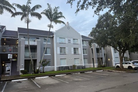 Condo in Pembroke Pines, Florida, 2 bedrooms  № 1922672 - photo 1