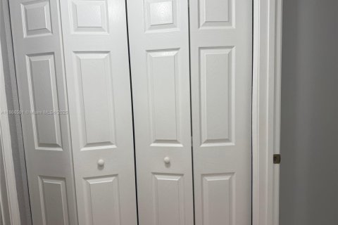 Condo in Pembroke Pines, Florida, 2 bedrooms  № 1922672 - photo 8