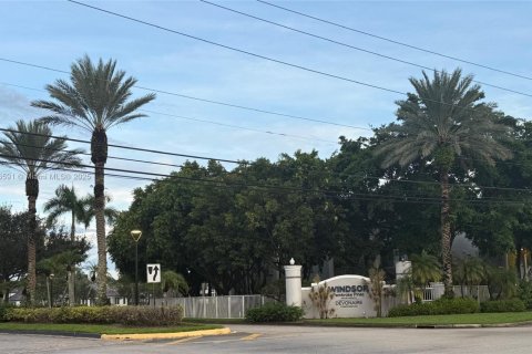 Condo in Pembroke Pines, Florida, 2 bedrooms  № 1922672 - photo 15