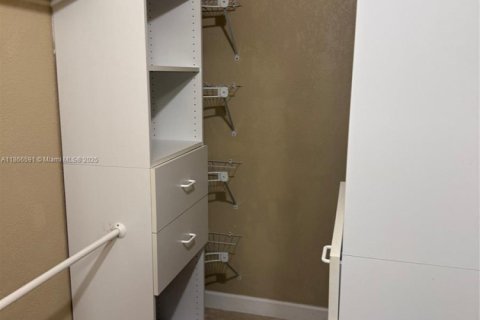 Condo in Pembroke Pines, Florida, 2 bedrooms  № 1922672 - photo 5