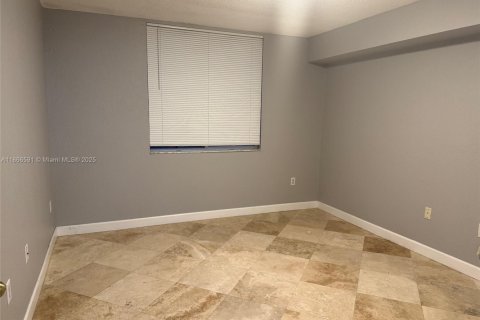 Condo in Pembroke Pines, Florida, 2 bedrooms  № 1922672 - photo 4