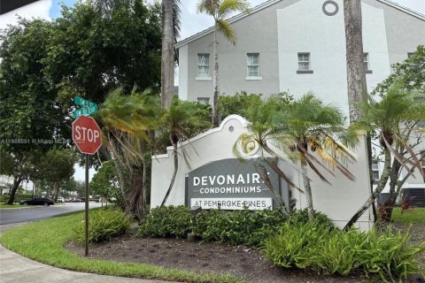 Condo in Pembroke Pines, Florida, 2 bedrooms  № 1922672 - photo 16