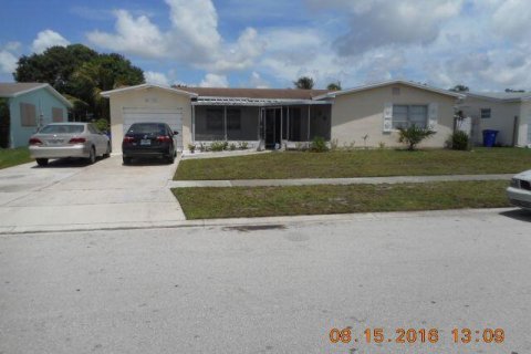 House in Margate, Florida 3 bedrooms, 176.05 sq.m. № 2392802