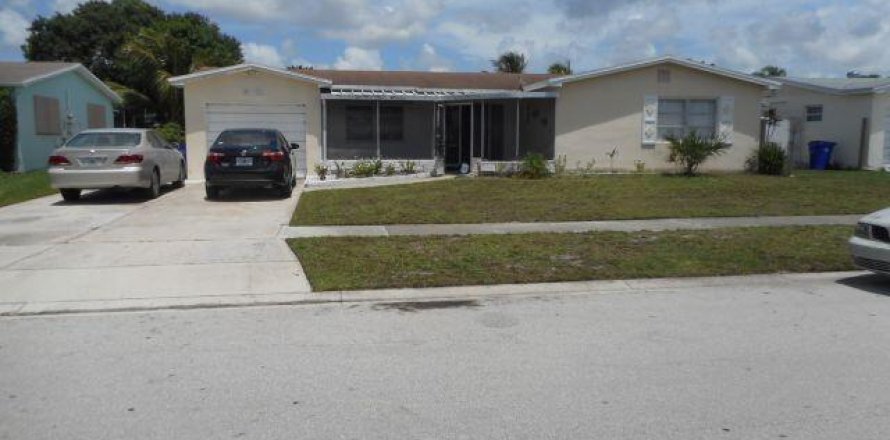 House in Margate, Florida 3 bedrooms, 176.05 sq.m. № 2392802