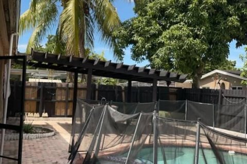 House in Margate, Florida 3 bedrooms, 176.05 sq.m. № 2392802 - photo 16