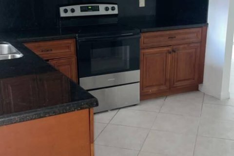 House in Margate, Florida 3 bedrooms, 176.05 sq.m. № 2392802 - photo 2