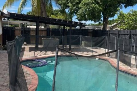 House in Margate, Florida 3 bedrooms, 176.05 sq.m. № 2392802 - photo 15