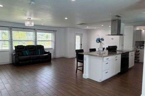 House in Cape Coral, Florida 4 bedrooms, 161.84 sq.m. № 2211608 - photo 4