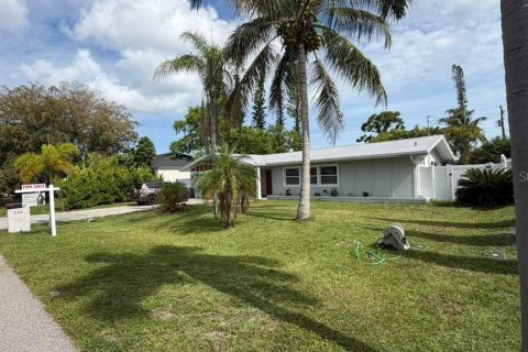 House in Cape Coral, Florida 4 bedrooms, 161.84 sq.m. № 2211608 - photo 3