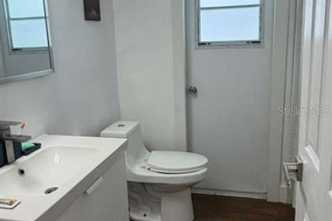 House in Cape Coral, Florida 4 bedrooms, 161.84 sq.m. № 2211608 - photo 17