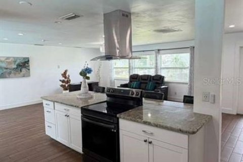 House in Cape Coral, Florida 4 bedrooms, 161.84 sq.m. № 2211608 - photo 8