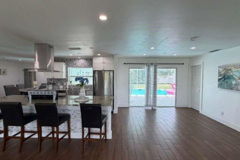 House in Cape Coral, Florida 4 bedrooms, 161.84 sq.m. № 2211608 - photo 6