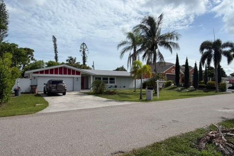 House in Cape Coral, Florida 4 bedrooms, 161.84 sq.m. № 2211608 - photo 2