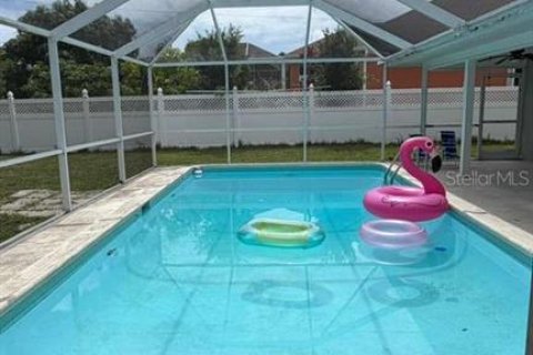 House in Cape Coral, Florida 4 bedrooms, 161.84 sq.m. № 2211608 - photo 21
