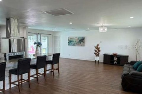 House in Cape Coral, Florida 4 bedrooms, 161.84 sq.m. № 2211608 - photo 5