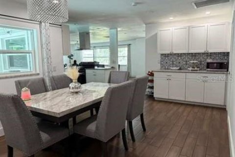 House in Cape Coral, Florida 4 bedrooms, 161.84 sq.m. № 2211608 - photo 9