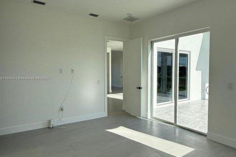 House in Cape Coral, Florida 3 bedrooms, 182.55 sq.m. № 1846040 - photo 14