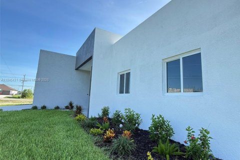 House in Cape Coral, Florida 3 bedrooms, 182.55 sq.m. № 1846040 - photo 30