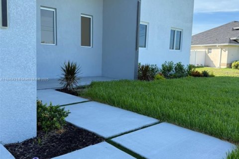 House in Cape Coral, Florida 3 bedrooms, 182.55 sq.m. № 1846040 - photo 5