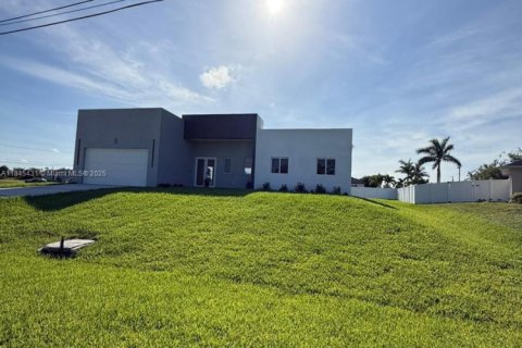 House in Cape Coral, Florida 3 bedrooms, 182.55 sq.m. № 1846040 - photo 2