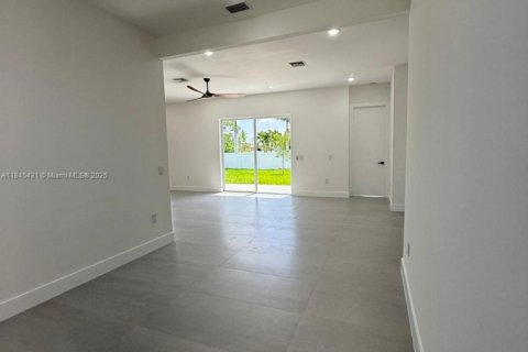 House in Cape Coral, Florida 3 bedrooms, 182.55 sq.m. № 1846040 - photo 15