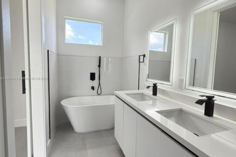 House in Cape Coral, Florida 3 bedrooms, 182.55 sq.m. № 1846040 - photo 21
