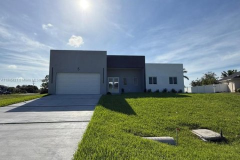 House in Cape Coral, Florida 3 bedrooms, 182.55 sq.m. № 1846040 - photo 3