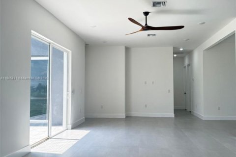 House in Cape Coral, Florida 3 bedrooms, 182.55 sq.m. № 1846040 - photo 12