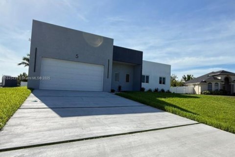House in Cape Coral, Florida 3 bedrooms, 182.55 sq.m. № 1846040 - photo 1