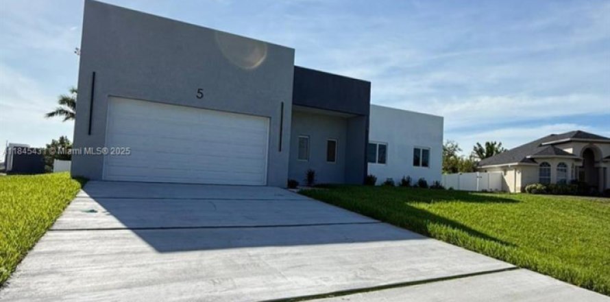 House in Cape Coral, Florida 3 bedrooms, 182.55 sq.m. № 1846040