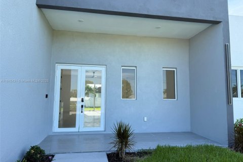 House in Cape Coral, Florida 3 bedrooms, 182.55 sq.m. № 1846040 - photo 6