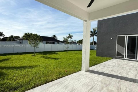 House in Cape Coral, Florida 3 bedrooms, 182.55 sq.m. № 1846040 - photo 29