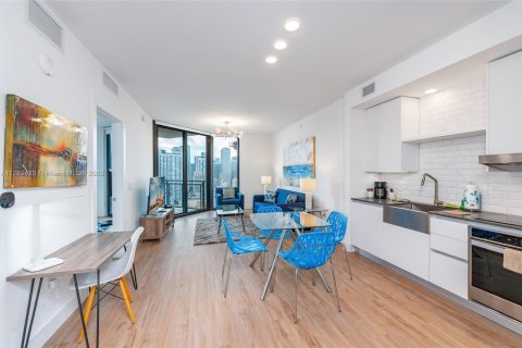 Apartamento en alquiler en Miami, Florida, 1 dormitorio, 111.48 m2 № 1938468 - foto 1