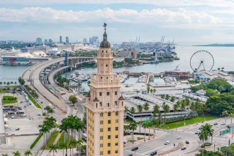 Apartamento en alquiler en Miami, Florida, 1 dormitorio, 111.48 m2 № 1938468 - foto 12