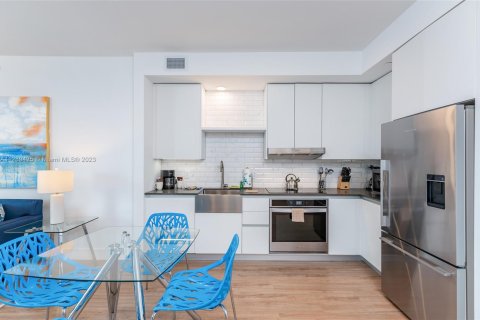 Apartamento en alquiler en Miami, Florida, 1 dormitorio, 111.48 m2 № 1938468 - foto 3