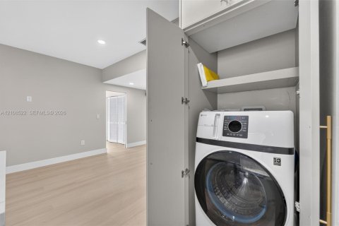 Villa ou maison à louer à Miami, Floride: 10 chambres, 55.74 m2 № 2428233 - photo 11