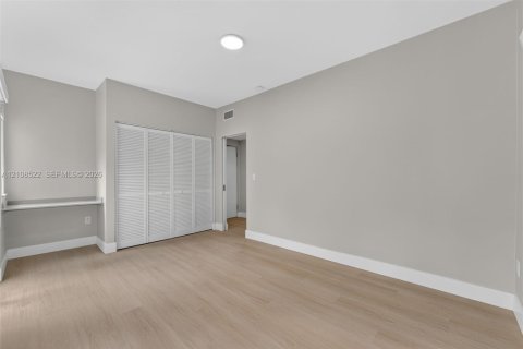 Villa ou maison à louer à Miami, Floride: 10 chambres, 55.74 m2 № 2428233 - photo 16