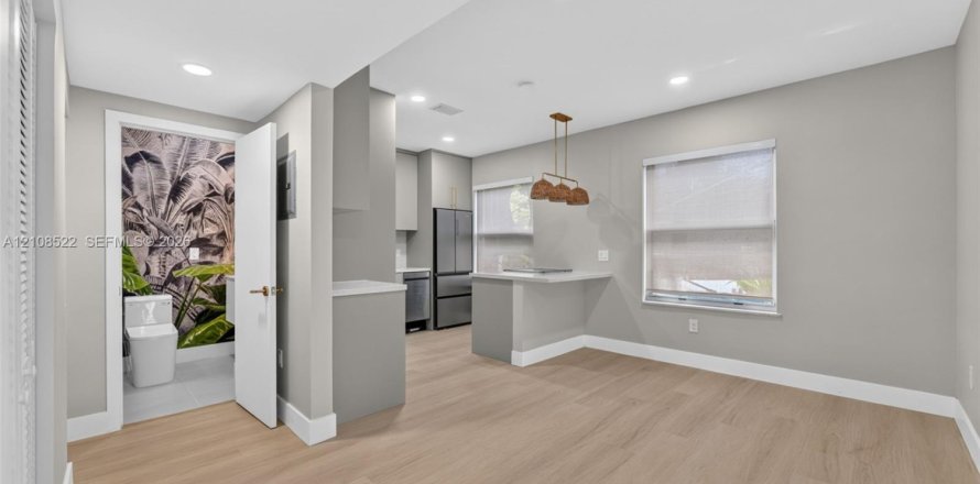 Villa ou maison à Miami, Floride 10 chambres, 55.74 m2 № 2428233