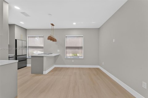 Villa ou maison à louer à Miami, Floride: 10 chambres, 55.74 m2 № 2428233 - photo 4