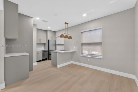Villa ou maison à louer à Miami, Floride: 10 chambres, 55.74 m2 № 2428233 - photo 5