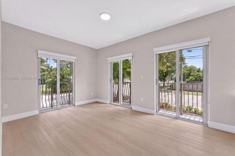 Villa ou maison à louer à Miami, Floride: 10 chambres, 55.74 m2 № 2428233 - photo 3