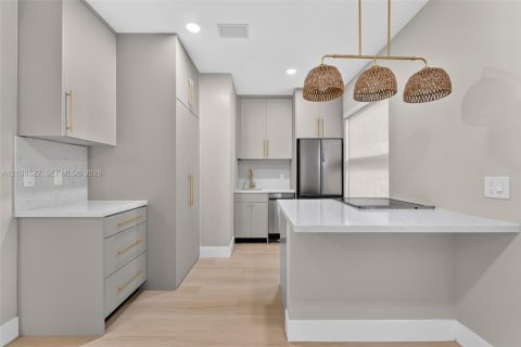 Villa ou maison à louer à Miami, Floride: 10 chambres, 55.74 m2 № 2428233 - photo 2