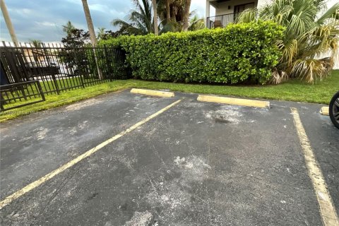 Condo in Miami, Florida, 3 bedrooms  № 1951119 - photo 7