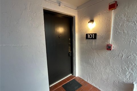 Condo in Miami, Florida, 3 bedrooms  № 1951119 - photo 6