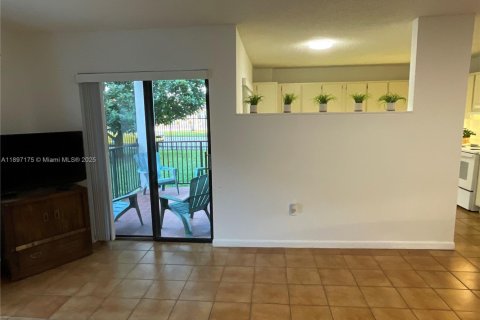 Condo in Miami, Florida, 3 bedrooms  № 1951119 - photo 12