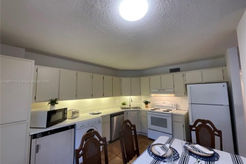 Condo in Miami, Florida, 3 bedrooms  № 1951119 - photo 28