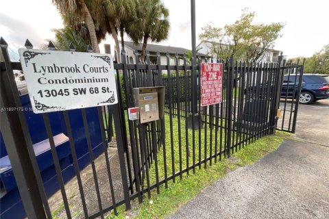 Condo in Miami, Florida, 3 bedrooms  № 1951119 - photo 1
