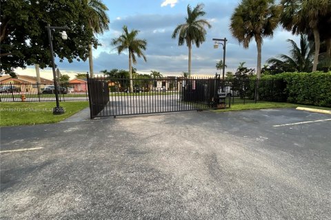 Condo in Miami, Florida, 3 bedrooms  № 1951119 - photo 4
