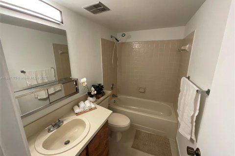 Condo in Miami, Florida, 3 bedrooms  № 1951119 - photo 23