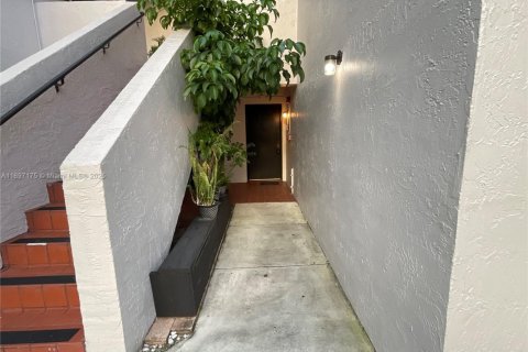 Condo in Miami, Florida, 3 bedrooms  № 1951119 - photo 5